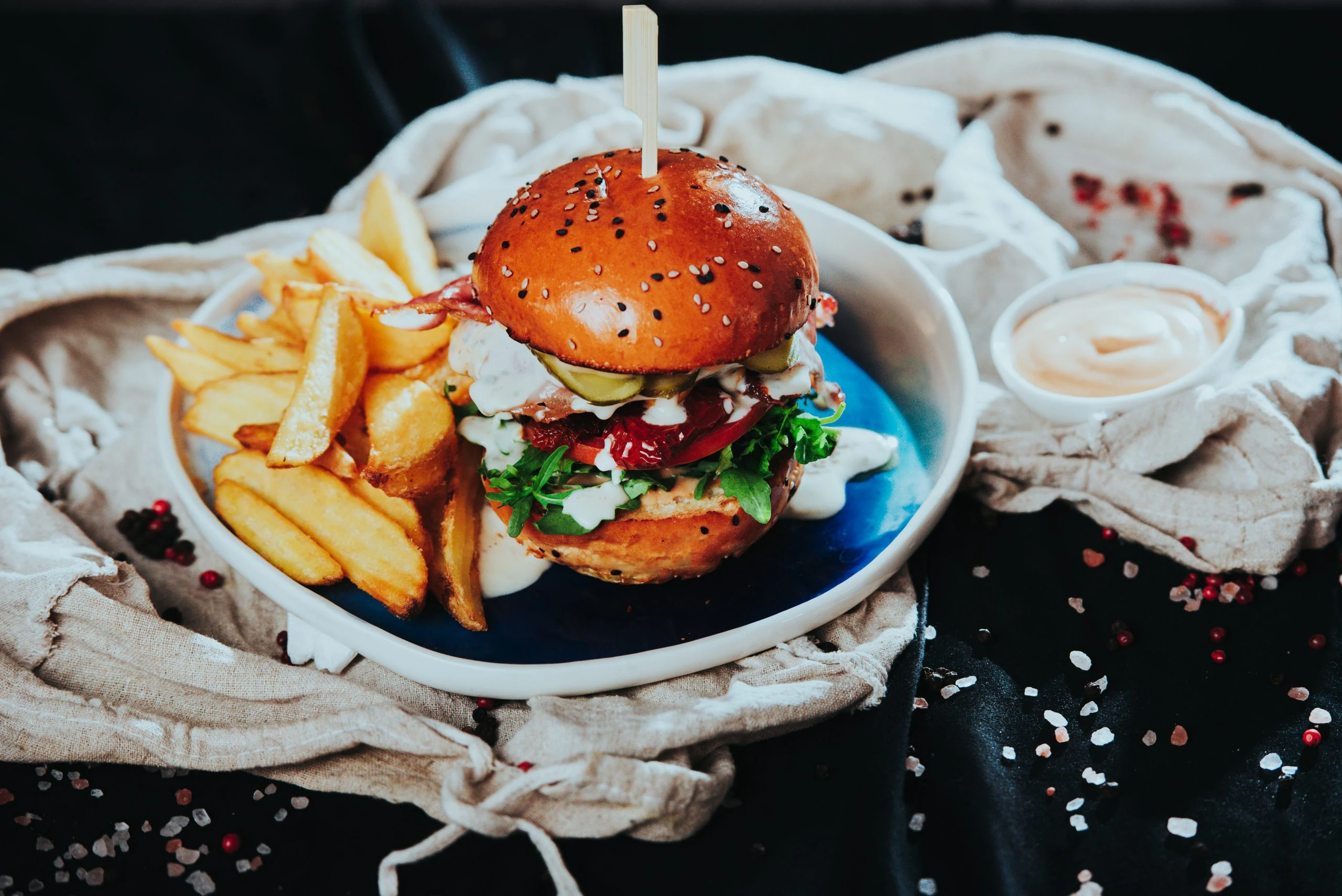 Burger The Millenial cu cartofi wedges, pe farfurie